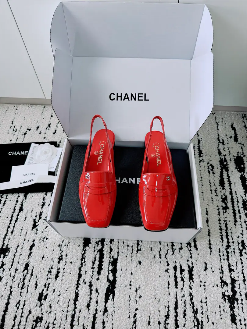 🏧𝗖𝗛𝗔𝗡𝗘𝗟New heel shoes. Top Version Exceeded design It's a perfect match for the day., No matter how high it is. It's not even a good quality.. Small-form design You're skinny and you don't pick your feet., It's a great foot., Nice and high-class.！It's worth the group.getSame paragraph！ Shoe.: Import of sheep skin/Painted skin. Uchi.: The sheep's skin is in the ground. Otsumi!: Italian imports are so thick. Codes: 35-41 [40.41Make a reservation.] 【⚠️Need a plane box.+】
