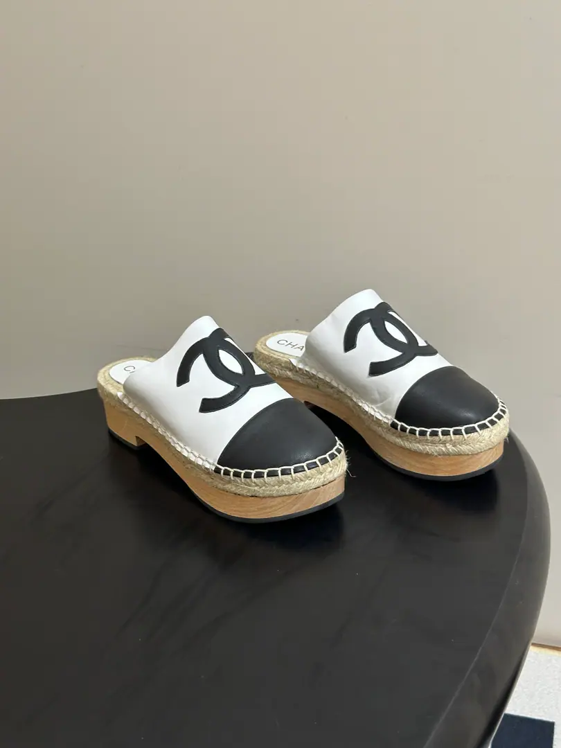 Spring and summer.Chanel 26AKaori's classic color-coupled doubles.CHalf-slippers, thick-headed, wooden-deck moller sandals. Marked DoubleC♪ Shining and shining ♪, You're a big man., To inject a branded soul into slippers., It's a symbol of identity and taste.. A thick design is a little boy's gospel.！4cmThe original is a model of the tree bottom., Steady and high. I'll pull the legs.. And when I walk, I can feel the solid and steadyness of the tree.. Plus a slider., Even on the wet floor, you can walk with a sense of trust.. Shoe.: Lamb skin. Inside, put your feet on the inside.: Climey. Shoes under the sole.: Real wood floor combined rubber against slideslide Bottom: 4cm Codes: 35-39（40.41I'll make sure I don't change it.）