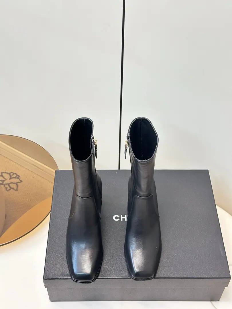 Chanel｜Kaori!26ssThe latest fall and winter is high and high. Fashion boots. ▫️Classic doubles.CMetal logo, A little low-key pen. ▫️Square+Rough design., It's smooth and stylish., I'm always on a telecommuting date. ▫️Side Line, Modified Legs, High-slender mythograph！ 👢 A pair of them.“Old Money.”with“French lazy.”The perfect balance. ❄️ Autumn with coats., A dress., Cowboys are good for each other., The King of the Bundang.！ I'll import a cow's skin on my shoe. I'm a sheep-skinner. Italy is a big-ass country. Size: 35-41（40 41Make a reservation.）
