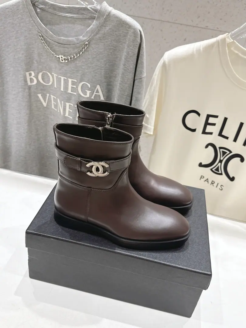 It's like a leather./That's a little skin. 🏧𝐂𝐡𝐚𝐧𝐞𝐥 Top new item. Original metal belt with knight's boots. DoubleCMetal belts, snap your eyes. The boots are so delicate and bright. The upper leg second becomes the straight leg.💃 Facework customized leather with original The inside feet are all sheep's skin. Italian original import base size: 35-41 [40/41Custom]