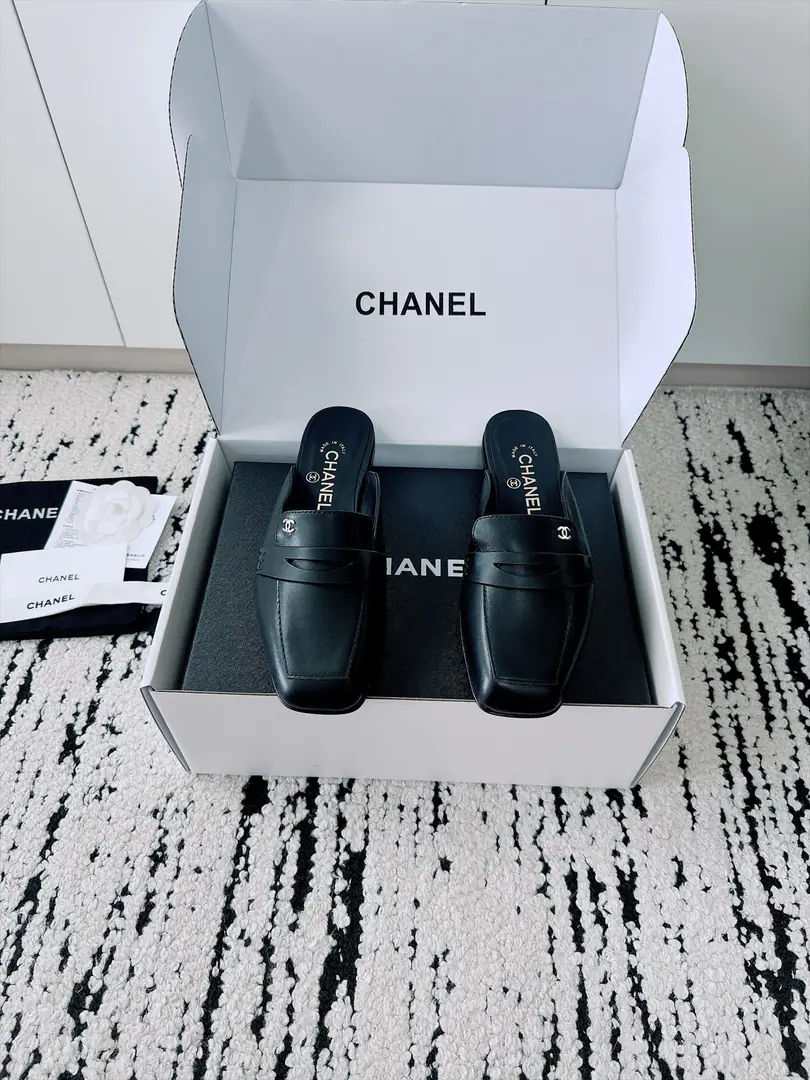 🏧𝗖𝗛𝗔𝗡𝗘𝗟New heel shoes. Top Version Exceeded design It's a perfect match for the day., No matter how high it is. It's not even a good quality.. Small-form design You're skinny and you don't pick your feet., It's a great foot., Nice and high-class.！It's worth the group.getSame paragraph！ Shoe.: Import of sheep skin/Painted skin. Uchi.: The sheep's skin is in the ground. Otsumi!: Italian imports are so thick. Codes: 35-41 [40.41Make a reservation.] 【⚠️Need a plane box.+】