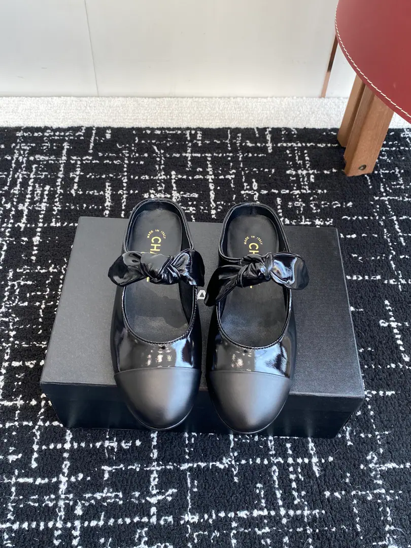 Requisition level CHANELKaori! 25ss Spring and summer shoes. Mary Jane. Half-drawn Like a necklace on the neck of a goddess., The upper foot is very wrapped., Heel thinner., It's really superb.！ The ancient Mary Jane is so right., A man likes a classic match., - Yeah, I'm pretty good.80The feeling of a little fragrance from the time of the past., New Fashion, The process is perfect., Mixed sheep skin design, She's so beautiful., Very thin and white., I think... Girls have to have one pair., The most important thing is that the color is bright enough., The flying of her feet is no longer enough to describe her as a flat-footed woman., Let's get the shoe money out of my hand.！ Nice little Mary Jane Ballet shoes., The stars and the reds are wearing them., I like this shoe girl more than I like it., It's just a gift., There's almost no white Mary Jane with all the styles., Only in her place can she be so high profile., Brief The color of pure color is not complicated., Spring with little pairs of pants., The dress can be of any quality.！ I'm not a sheep-skinner./The skin is clear and soft., Very advanced. I'll put my foot on the skin inside., Soft and delicate., Super comfortable with your husband., High-end luxury！ Size: #35-41（40 41I'll make sure I don't change it.）