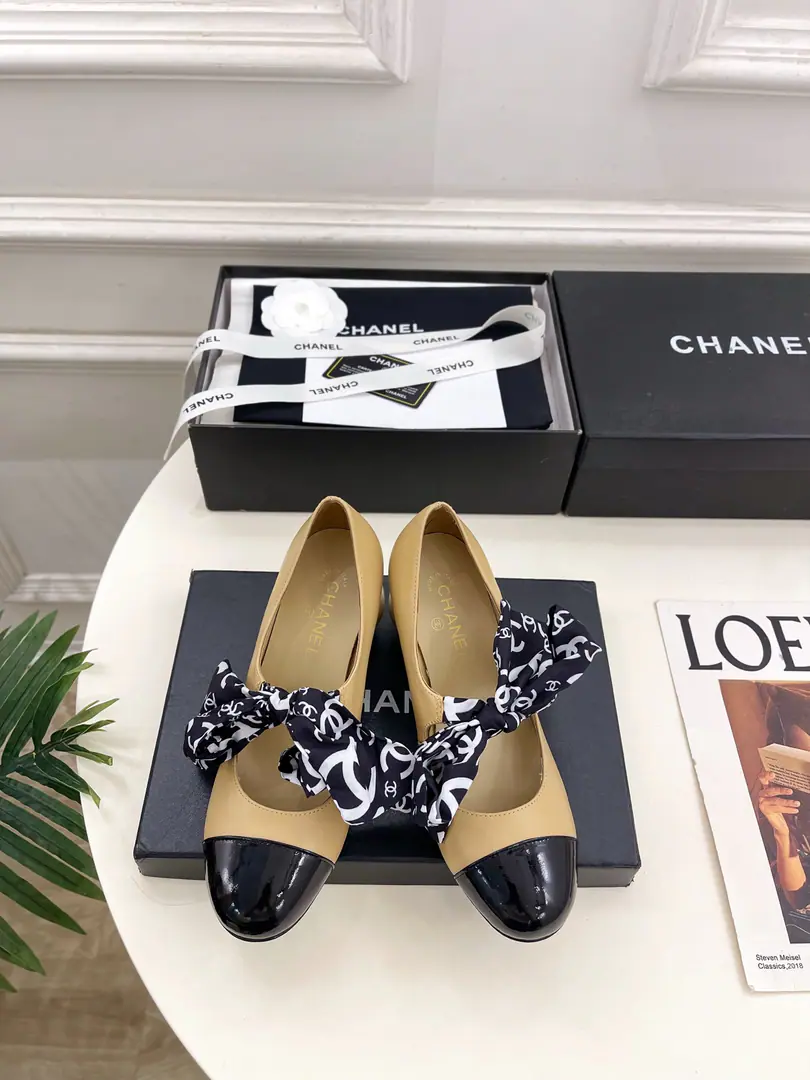 𝐂𝐇𝐀𝐍𝐄𝐋 | Kaori! 26𝐬𝐬 🦋2026Spring and summer brand new. Xiang-tzu.CBig ribbon pearls and Mary Jane's shoes. New series〰 🍬 BSThe best in the fashion world. The pairs are carefully designed. Extremely simple The classic elements that never faded. 💋It's a beautiful dress. Summer's mandatory.…… ━━━━━ ЅᏇєєt ━━━━━ ▪️Shoe.: The original is a custom-made little lamb. ▪️Uchi.: Importing mixed sheep skins ▪️Otsumi!: The original Italian is a big one. ▪️He's tall.: 6.5cm ▪️Shoes.: 35-39（40.41Custom without re-offer） ▪Plant price