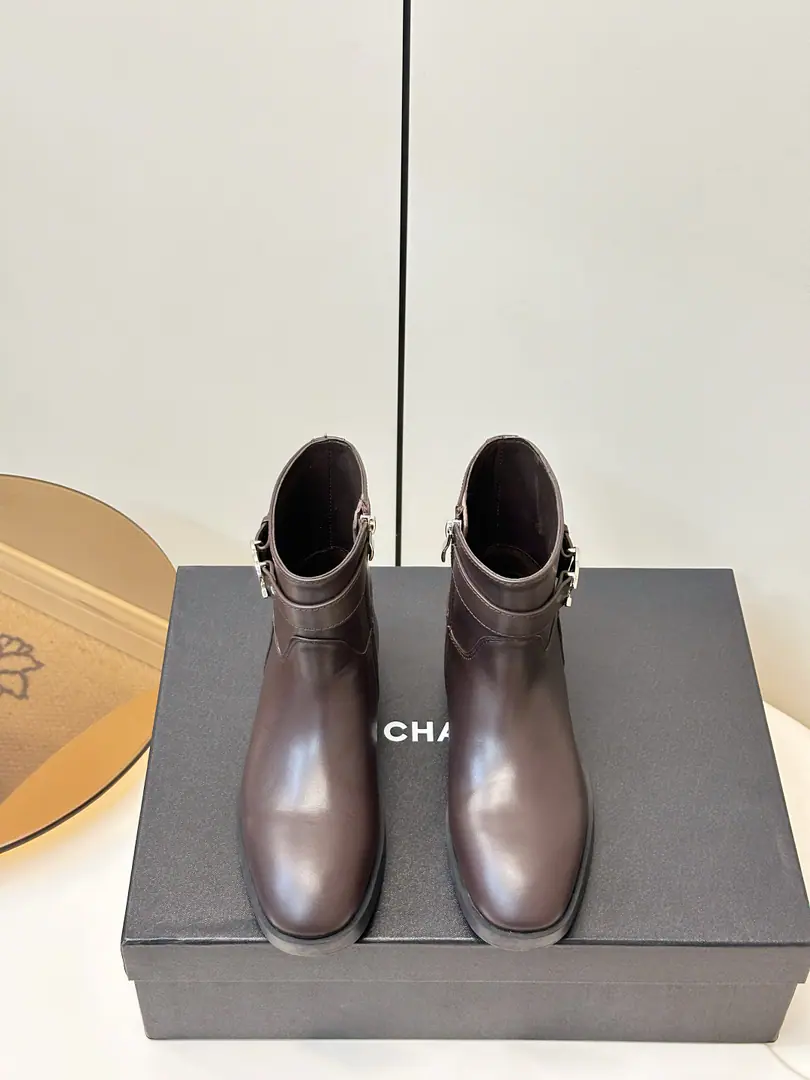 Chanel Chanel. The new metal belts and boots in the morning and autumn. Form Bottom, That's a little skin. A simple boots with a resemblance of the atmosphere., Soft with round boots with a ring belt., Metal swirl as a dot-and-dot., Side zipping design, It's a combination of beauty and ease of wear.. A classic boots type for the atmosphere., Balance elegant gas and real-fashion properties, It's not easy to look old., It's a hundred boots in the autumn and winter closet.. Shoe.: Bullskins. Uchi.: Bullskins. Otsumi!: That's a big one. size: 35-40Code（40 41Code custom is not to be changed） He's tall.: 2.5cm