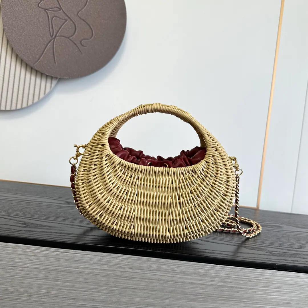 Scheduled！OHANEL🚩🚩🚩 27AHoliday Series​​The Todo bag., 🌠The Dow Composing of the Holiday Series., 🌟The side angle is a clearer view of the shell-shaped weaves and skin-piercing details.. It's a very good color., It's nice to be with Fujimori's own warm tone.. This natural vine fabric is so light in summer., You'd better dry it out and put the gold chain away. + Lamb🐑The wine is red and the velvet is lined., Half-month contours are ancient., 😄The holiday's full.. From the show., The season's vacation series is on the beach., The Todo bag is a single item in the show.. This one's got a leather-stringed shoulder belt., You can carry it when you're out of town.. 🆕Same vine composer from the vacation series., Details of the woven and skin-piercing links in the shell form.. The wine and red lined up from the side., It's a very good color., It's nice to be with Fujimori's own warm tone.. This natural vine fabric is so light in summer., But be careful not to get wet., The humid environment is so moldy and crisp., You better dry it out and put it away.！
