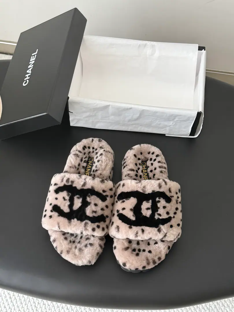 🏧𝐂𝐡𝐚𝐧𝐞𝐥 26KNew fur slippers.！ This is so cute.～ ♪ Soft and fluffy hair ♪, It's warm and warm.! I'm gonna raise my legs.! Autumn and winter with socks and lazy. The upper feet are really nice and fashionable.!It's so beautiful.! Import wool, ♪ My hands are so delicate and so soft and smooth ♪ Original model rubber bottom Size: 35-41（40/41Custom）