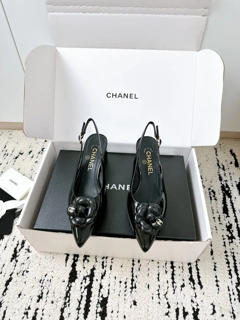 🏧𝗖𝗛𝗔𝗡𝗘𝗟Little Fancy. Mountain tea flower.🌸Spill your head with sandals. The first time I saw it, I was grassed. Super gentle and generous. A little shoe, a lady. It's a very good touch. High-level, high-quality. The shoe face is original cow skin. Uchi./I'm gonna get a little bit of a sheep-skin. Italian imports are so thick. Codes35-41 [40.41Custom] [⚠️Need a plane box.+]