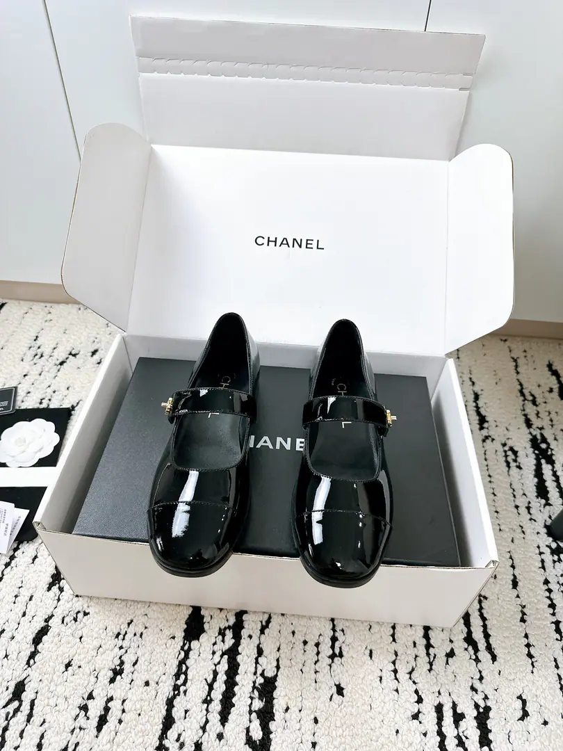 🏧𝗖𝗛𝗔𝗡𝗘𝗟The official network's newest Mary Jane. Super gentle and generous. A little shoe, a lady. It's a very good touch. High-level, high-quality. Counter Quality All materials are custom-made according to the original. Purchased for development of goods😘 Fabulous.: The original customised sheep paints skin Uchi.: A sheep's skin. Shoes under the sole.: Italian imports are so thick. Size: 34-41 [34.40.41Custom] [⚠️Need a plane box.+]