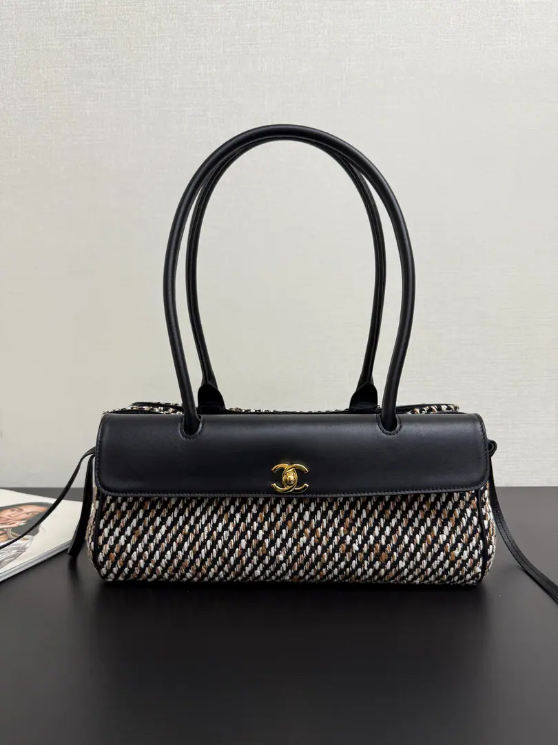 Current26sbowling bag. Beautiful.✨ Finally.26sNew bowling bag.！This black gold-collar is really crazy. The classic diamond-gringer with the little gold buttons., Miss Retro is feeling a lot better. 💼 I can't get anything out of the house. Pizza., Lipstick, Put your phone on easy., - I'll take a commuting date. ✨ The twigs are full of skin. It's delicate and sophisticated., - It's a grinding resistance., It's not a daily thing. This spring and summer's package is reserved.！It's a direct and valuable thing to do on your back. size: 31*15*12cm99562