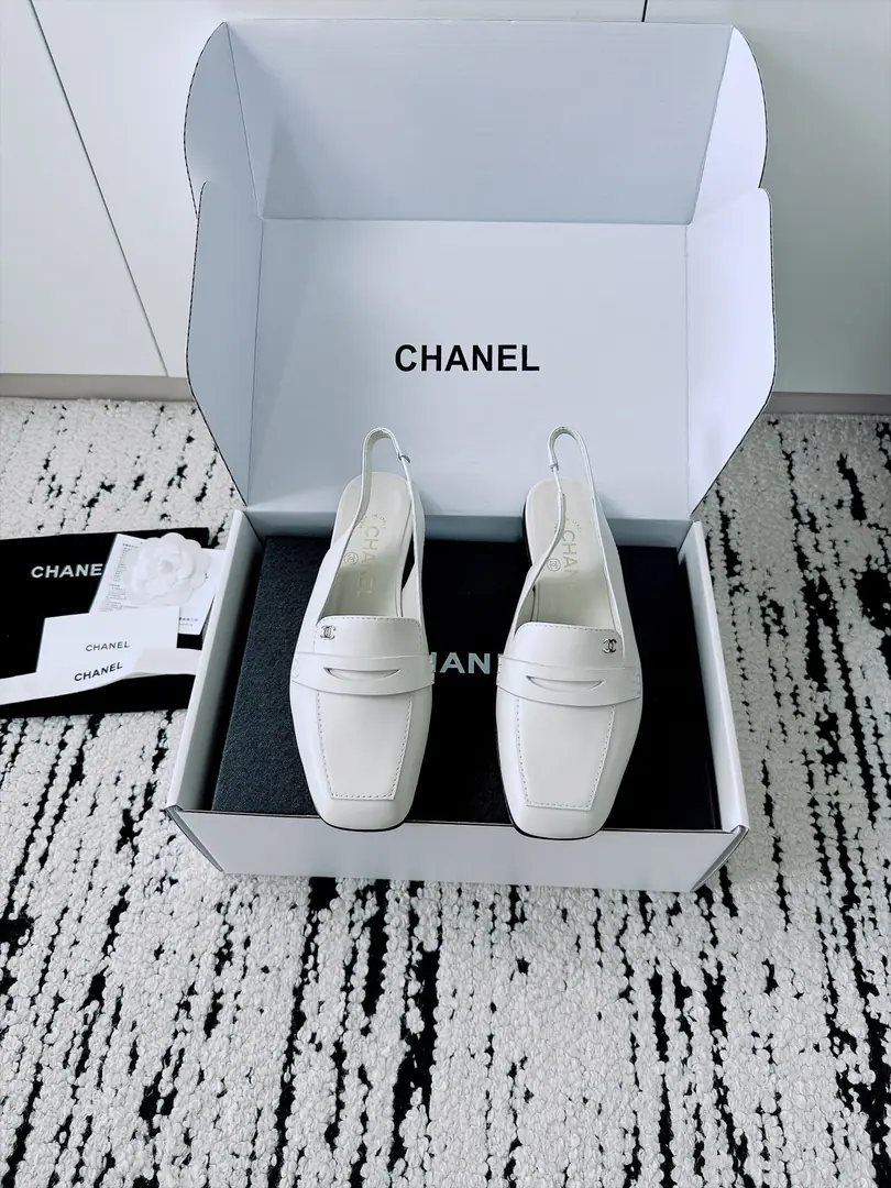 🏧𝗖𝗛𝗔𝗡𝗘𝗟New heel shoes. Top Version Exceeded design It's a perfect match for the day., No matter how high it is. It's not even a good quality.. Small-form design You're skinny and you don't pick your feet., It's a great foot., Nice and high-class.！It's worth the group.getSame paragraph！ Shoe.: Import of sheep skin/Painted skin. Uchi.: The sheep's skin is in the ground. Otsumi!: Italian imports are so thick. Codes: 35-41 [40.41Make a reservation.] 【⚠️Need a plane box.+】