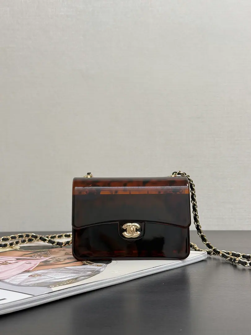 Current26cThe ancients are stylish,cf mini The box is a skin-piercing chain.⛓️, A little bit of a wild and sexy in the graceful middle., It looks better through the lights.！A very valuable tip pack.🖤 size: 12*9*4.5cm