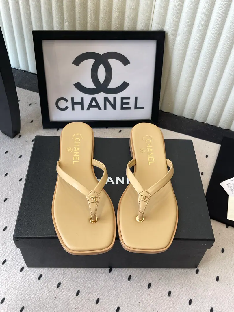 🏧𝗖𝗛𝗔𝗡𝗘𝗟New summer slippers with foot-tocks. High-Video Out Summers always need a pair of ecstasy slippers., These slippers were probably born for the moment of the heart.. A gentle bow., Every step is like a tiny starlight.. The pedals are a perfect design. Comfortable and cozy., Whether with jeans, we're gonna go to the beach and ride., Or a broken flower dress and coffee on the corner?！It can quietly add points to your shape.. It's like putting summer romance on your feet.. Shoe.: Lamb skin. Inside, put your feet on the inside.: Lamb skin. Codes: 35-41 [40.41Do it.]