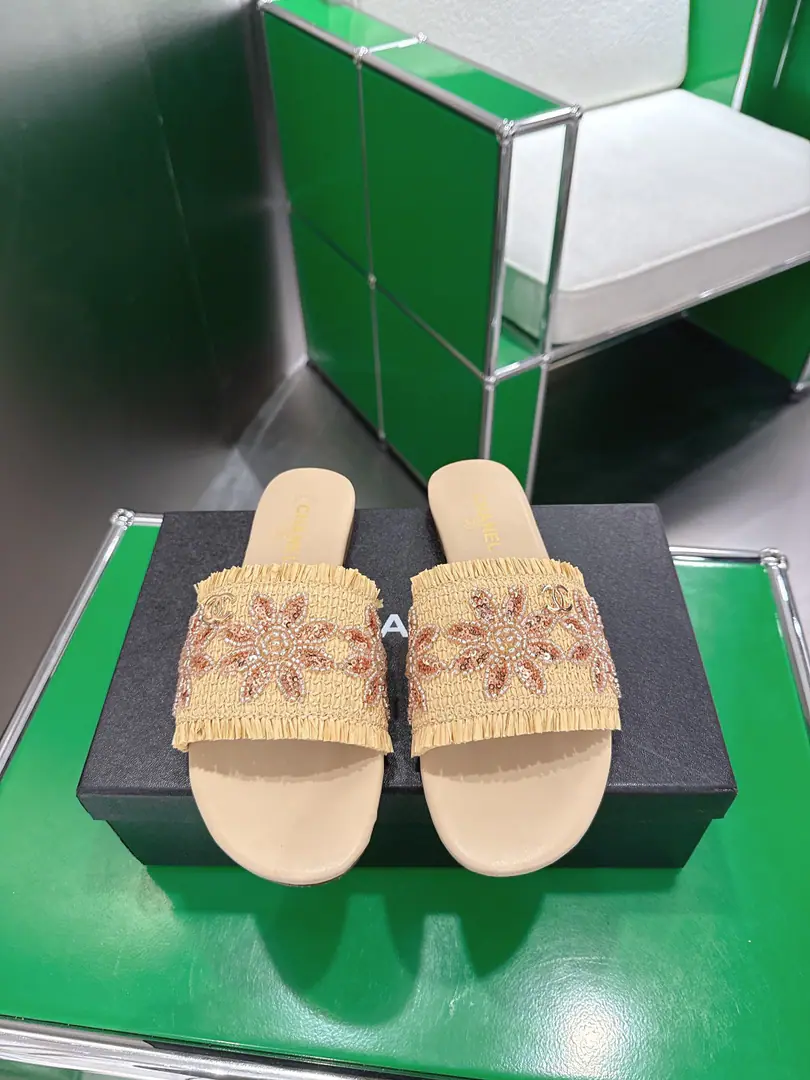 (k )Chanel 26KThe new spring and summer sews a flower with a sandy sandal slippers.‼️ This season of tea roses is really beautiful. The family's always been a noble name. It's a great sense of excellence.！The upper foot is very...nice～ No matter what you wear or dress., Pants., It's a lot of stuff.！It's beautiful.！A special one. Size: 35-41（4041Custom）