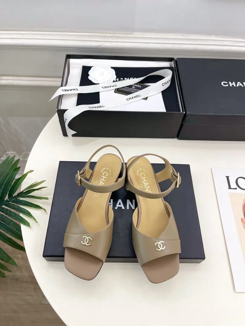 𝐂𝐇𝐀𝐍𝐄𝐋 | Kaori! 26𝐬𝐬 🦋2026Spring and summer brand new. The cabinet is a classic show. Xiang-tzu.CHeel sandals. New series〰 🍬 BSThe best in the fashion world. The pairs are carefully designed. Extremely simple The classic elements that never faded. 💋It's a beautiful dress. Summer's mandatory.…… ━━━━━ ЅᏇєєt ━━━━━ ▪️Shoe.: High-prescription parchment ▪️Uchi.: Import silk sheep. ▪️Otsumi!: The original Italian is a big one. ▪️He's tall.: 4cm ▪️Shoes.: 35-39（40.41Custom without re-offer） ▪Plant price