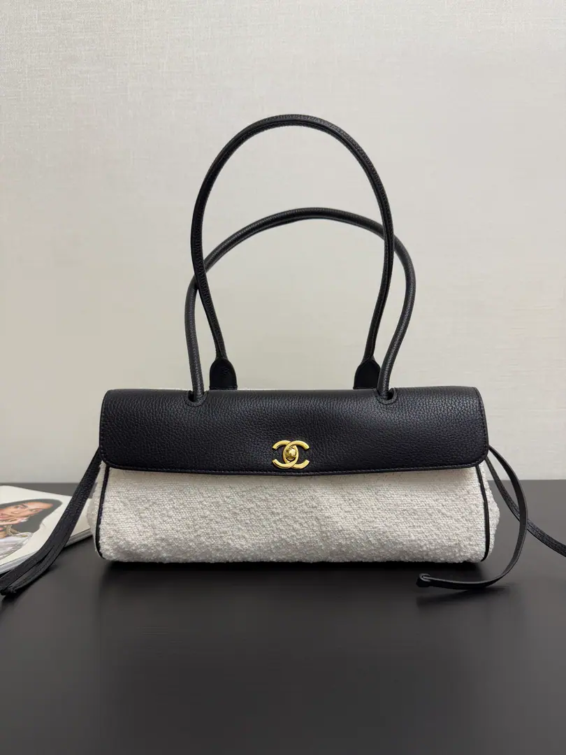 Current26sbowling bag. Beautiful.✨ Finally.26sNew bowling bag.！This black gold-collar is really crazy. The classic diamond-gringer with the little gold buttons., Miss Retro is feeling a lot better. 💼 I can't get anything out of the house. Pizza., Lipstick, Put your phone on easy., - I'll take a commuting date. ✨ The twigs are full of skin. It's delicate and sophisticated., - It's a grinding resistance., It's not a daily thing. This spring and summer's package is reserved.！It's a direct and valuable thing to do on your back. size: 31*15*12cm99562