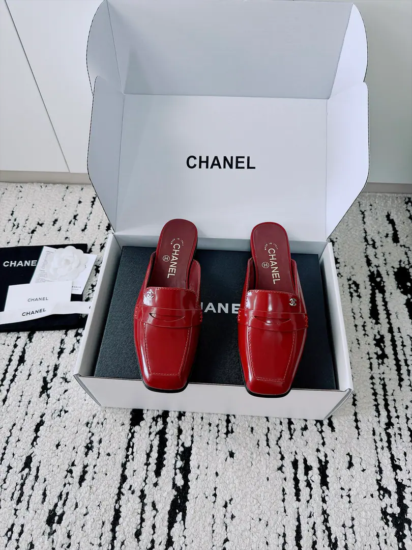 🏧𝗖𝗛𝗔𝗡𝗘𝗟New heel shoes. Top Version Exceeded design It's a perfect match for the day., No matter how high it is. It's not even a good quality.. Small-form design You're skinny and you don't pick your feet., It's a great foot., Nice and high-class.！It's worth the group.getSame paragraph！ Shoe.: Import of sheep skin/Painted skin. Uchi.: The sheep's skin is in the ground. Otsumi!: Italian imports are so thick. Codes: 35-41 [40.41Make a reservation.] 【⚠️Need a plane box.+】