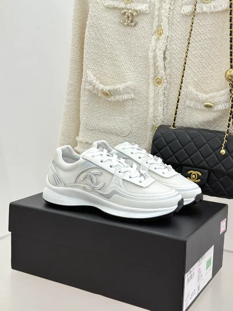 🏧𝗖𝗛𝗔𝗡𝗘𝗟The latest couple money.👫Sports and leisure shoes Four seasons. The upper foot is softer and more comfortable.~ A beautiful dress., The whole shoe is light., The upper leg second becomes the length of the leg.🤙🏿 Fashion webcloths&Skin-based cattle I'm comfortable with air. In the sheep's skin. OriginalTpuBottom Good bounce.💃 Size35-45 [Women40.41/Men45Do it.]