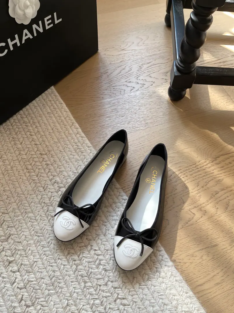 Chanel The new color of ballet shoes.❗ Top Version！We'll have to sell it first. This one doesn't have to be explained too much.！It's a classic. This year's new color is very good.🔥 Shoe-faced sheep's skin. That's a big one. Codes: 34-41「34 40 41Custom without re-offer」