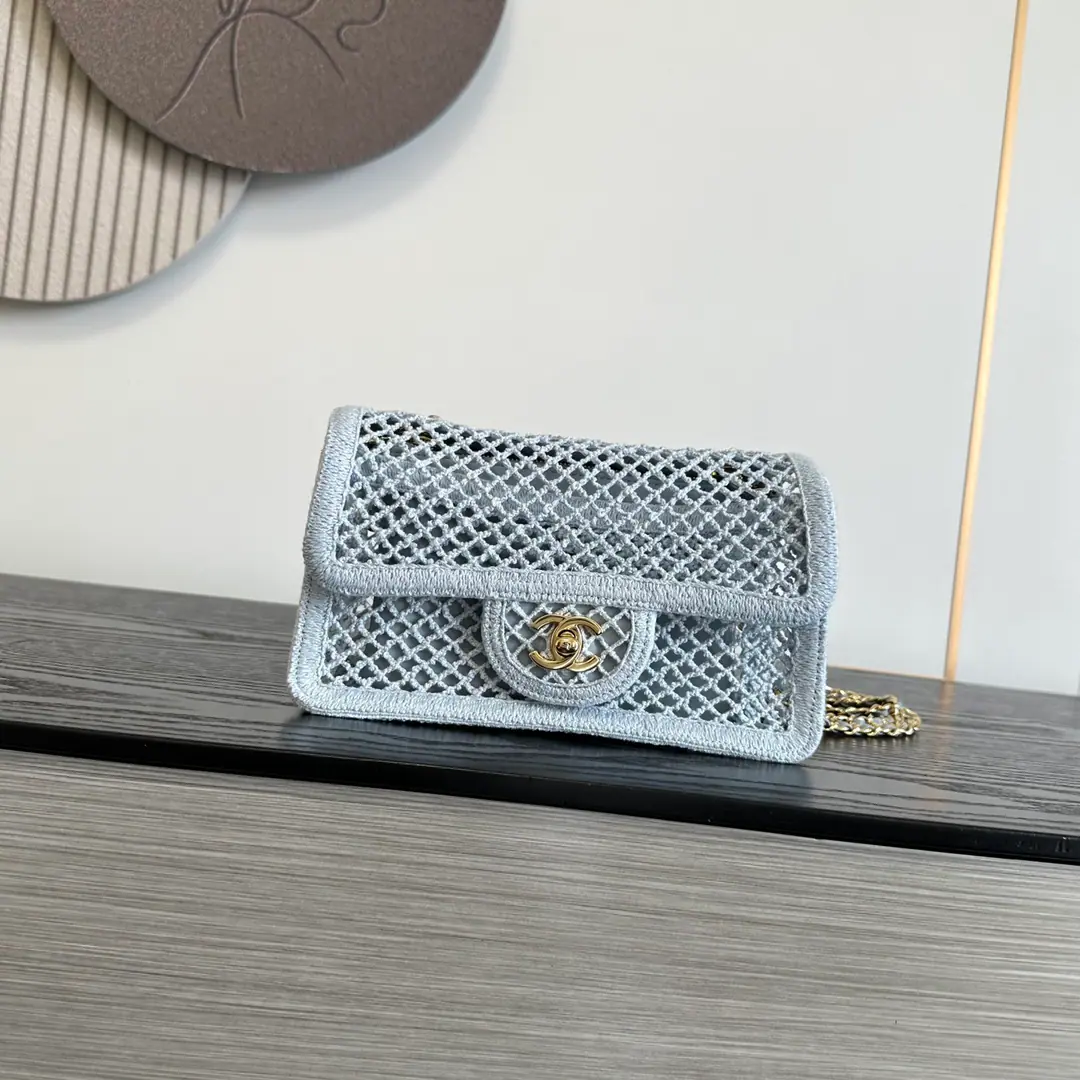 《Gray Blue》Upgrade version！Whole copper gold.！<24KThe hardware electric power.>🆚OHANEL🚩🚩🚩 𝟐𝟔𝐌 𝐜𝐨𝐜𝐨 𝐛𝐞𝐚𝐜𝐡⛱️ 𝐜𝐟Weaving BlackM Coco beach🏖️Beach Reworker series weaverCFEmpty design, I'm in the ocean.🌊Elements, It's just for summer's exclusives.👸Custom, Directly take the Mediterranean Sea.🏝️♪ The romance welded on us ♪！It's empty.😌Relax., Coral red.🪸♪ The brightest ♪, The old gold., Holiday.🏖️The rate of the shot on your back is straight up., Even the wind carries sea salt.👀Smells like...！Dimensions𝟏𝟒*𝟐𝟏*𝟔𝐜𝐦