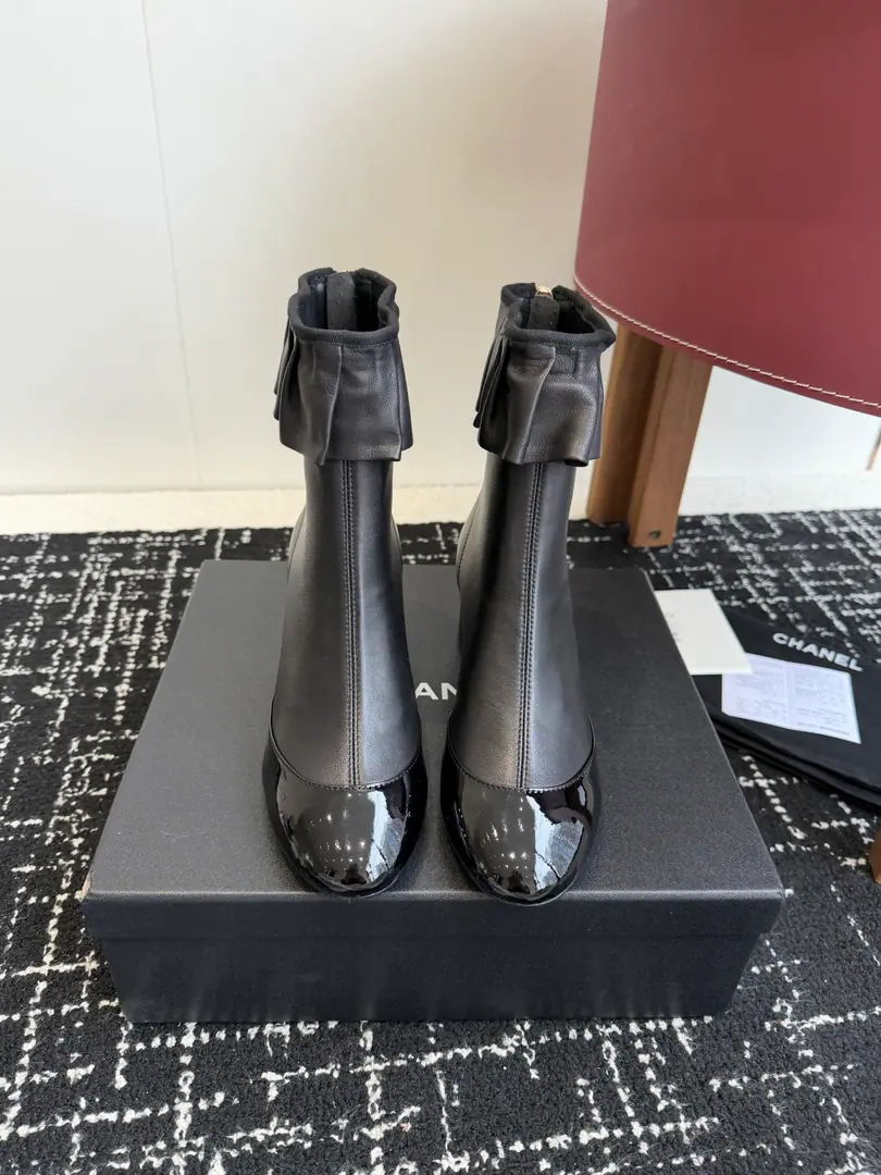 Requisition level Chanel Kaori! 25ss Autumn and winter money. Roundhead boots. This is a very thick shot of the O.S.A., insIt's a fire too., I've been changing shoes for a month. The overall line flow remains the same as the original., It's so charming., I believe a woman of taste will see it., CHANE*LThe series never fails., The goddess's sharp object.…… Fabulous.:Import of sheep skin Uchi.:Import of sheep skin Foot.:Imported cattle skin Otsumi!:Italian imports are so thick. Size: #35-41（40 41 Make a no-refund order.）