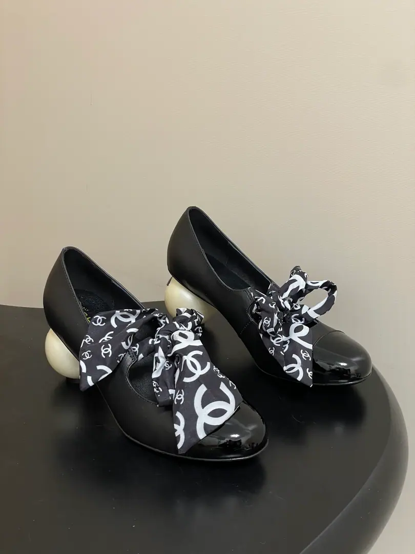 2026Spring and summer.ChanelKaori! 26CThe silk towels are a double-collar double-tied butterfly.CThe silk heels, the heels, the giant pearls and the doubles.CHigh heels. Mary Jane is a really good season.！A brand-new mountain tea flower.CElement is injected into the anklet., The ribbons can be a sweet bow., Metal leg ribbons can be removed for free switching, Three ways of wearing different scenes., ♪ No matter how soft the wind with half a skirt ♪, Or a jean-ass style with jeans.！It's easy to ride. Close your eyes and don't step on the thunder.！ Shoe.: Lamb skin. Inside, put your feet on the inside.: Lamb skin. Shoes under the sole.: Italy is a big-ass country. He's tall.: 7cm Codes: 35-39（34.40.41.42I'll make sure I don't change it.）