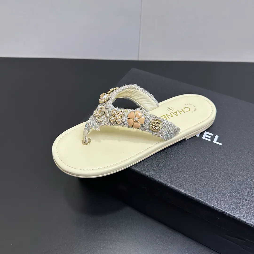 🍌🍌 2025ssNew paragraphCHANELLittle fragrance, little toes slippers., Thread, Fashion and comfort are perfectly integrated.. Classic doubles.CThe sign is a water drill., Fine metal decorations, ♪ The snort of the eye ♪. A simple toe design., Lines to your feet, You walk with all the grace and grace.. It's either a walk or a day out., It's all a unique charm., It's a Fuchanda shoe cabinet. Shoe.: Original Layout Uchi.: In the crystal sheep's skin. Original Open-Modifier Customized Real Skin Shoes.: 35-39（40, 41I'll make sure I don't change it.）