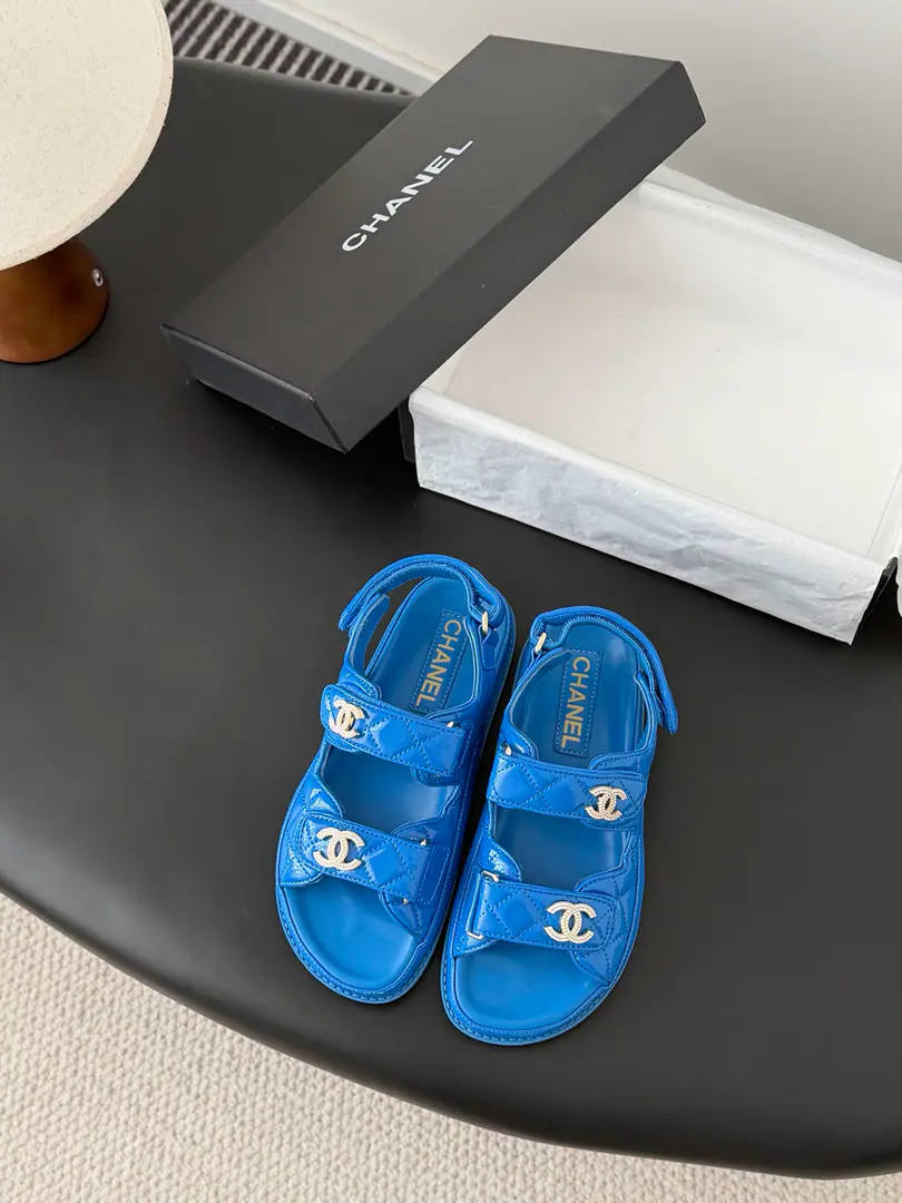 [ That's a little skin.+30 ] 🏧𝗖𝗛𝗔𝗡𝗘𝗟 New magic with the classic sandals. Top Quality Original Customise Requisition level！ All the colors are in my house.！ Import of specific flour+Foot./The inside sheep.+Rubber bottom Original hardware button design, It's simple and fashionable. All with cabinet top packing！ Size:35-41 [40.41Do it.]