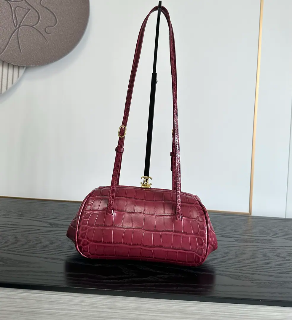 💠《Exports》High-end quality🌟🌟🌟OHANEL🚩🚩🚩26B Wine.🍷A red crocodile-stamped cylinder dinner bag.​​. + Gold doubles. C Lock button + Regable leather shoulder belt, The twig line is smooth., The station is described by many as"Like a little cherry.", The ancients are full of precious spirits.. This is a very much discussed item in the station., Main advantages: - Crocodile.🐊The pressure cubes are qualitative., Not that kind of exaggeration., It's so warm and dumb. It's so good.- The wine and red are dark and dark., Under the interior light, red browns will shine again., It's fascinating to change color.- Regable shoulder belt, You can have dinner with your shoulder and your hand.holdStay.- Small size light, 🪞Cell phones, 🪞Lipstick, 🪞The key just happened to be down, but the container was rarely delivered., A lot of people at the station can't buy it.！Dimensions: 12×28×13cm
