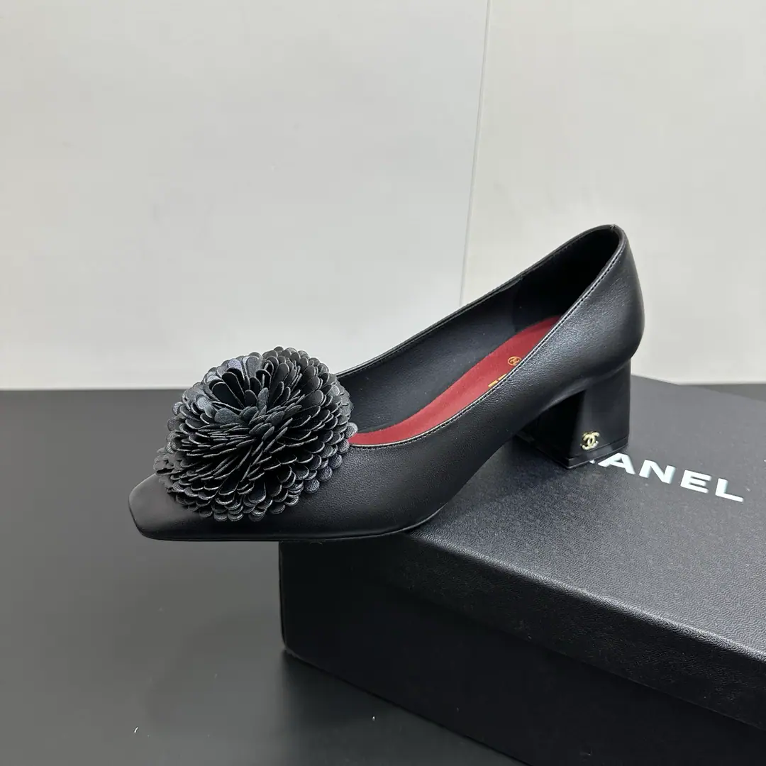 🍌🍌 Chanel Kaori!26XSpring and summer. Real leather-story mountain tea with a smooth-shoe Mary Janes and a ballerina. Use the back tripped heels., A shape of shoes., Lines are simple and easy.. Back trip tape designed for strap elasticity, Follow me., And the balance between ease and comfort.. The stubble flower of the shoe is the center of the decorative., White with the same color., Black with black flowers., Gold with white flowers., Colour mix creates visual contrasts. The insides are gold.“CHANEL”Branding, The original branding of precision and recognition.. Shoe.: Lamb skin. Inside, put your feet on the inside.: Lamb skin. Shoes under the sole.: Italy is a big-ass country. He's tall.: 5.5cm Codes: 35-39（40.41I'll make sure I don't change it.）