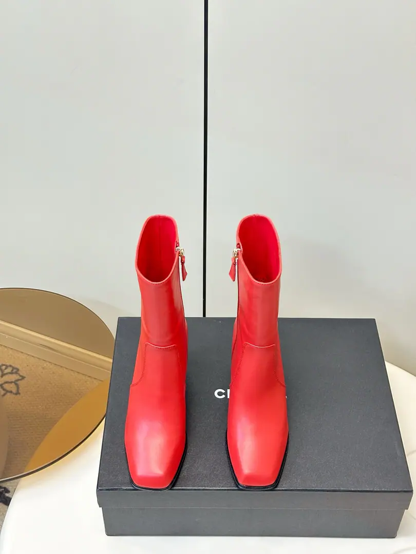 Chanel｜Kaori!26ssThe latest fall and winter is high and high. Fashion boots. ▫️Classic doubles.CMetal logo, A little low-key pen. ▫️Square+Rough design., It's smooth and stylish., I'm always on a telecommuting date. ▫️Side Line, Modified Legs, High-slender mythograph！ 👢 A pair of them.“Old Money.”with“French lazy.”The perfect balance. ❄️ Autumn with coats., A dress., Cowboys are good for each other., The King of the Bundang.！ I'll import a cow's skin on my shoe. I'm a sheep-skinner. Italy is a big-ass country. Size: 35-41（40 41Make a reservation.）