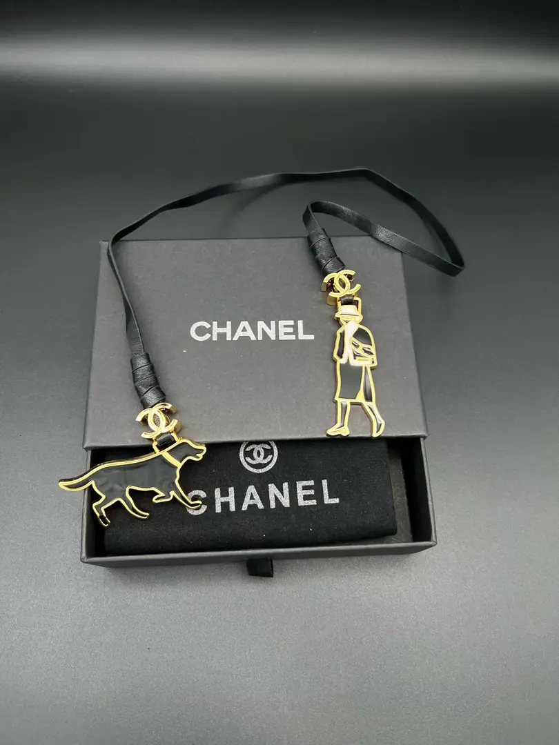 《- Hold it.🐶🐶Hang up》Current🚩🚩🚩OHANEL🌟🌟✔️A Advanced Handicrafts Series👜Of Large Hobo Bag Pattern, The one with the metal chain of the dog with Ms. Chanel., It's a very good line of recognition., This season's handicraft series has designed a lot of animal elements around the New York theme., It's on this bag.”Ms. Chanel+Dog.”Hanging up is one of them., This one's a pretty good job., The animal element is the greatest memory.！