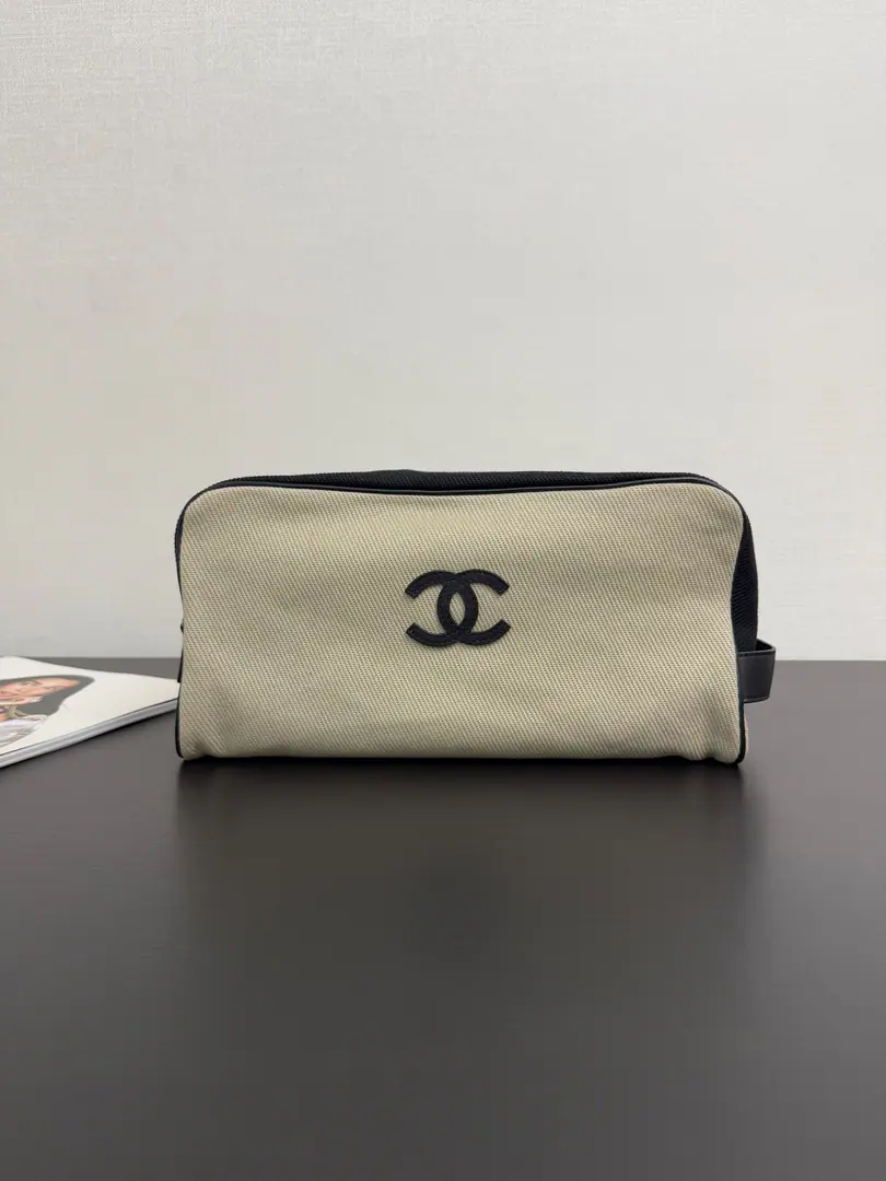 Current 26MThe Almond canvas. It's very practical., One for the trip.！🉑Put the air cushions on. And lipstick and a little jewelry and so on.…👏🏻You can take your bag out of the street too.🆒 It's so beautiful., I only know how good it smells if I've used it., Or you can put a chain on yourself.diyIt's just a little slant bag. size: 17×29×12cm 99600