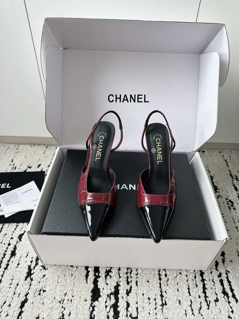 🏧𝗖𝗛𝗔𝗡𝗘𝗟Xiangixiang's classic coloring Alligator tattoos, empty sandals. Top Quality Facework customized leather with original The inside feet are all sheep's skin. Italian imports are so thick. size: 35-39（40/41Custom）