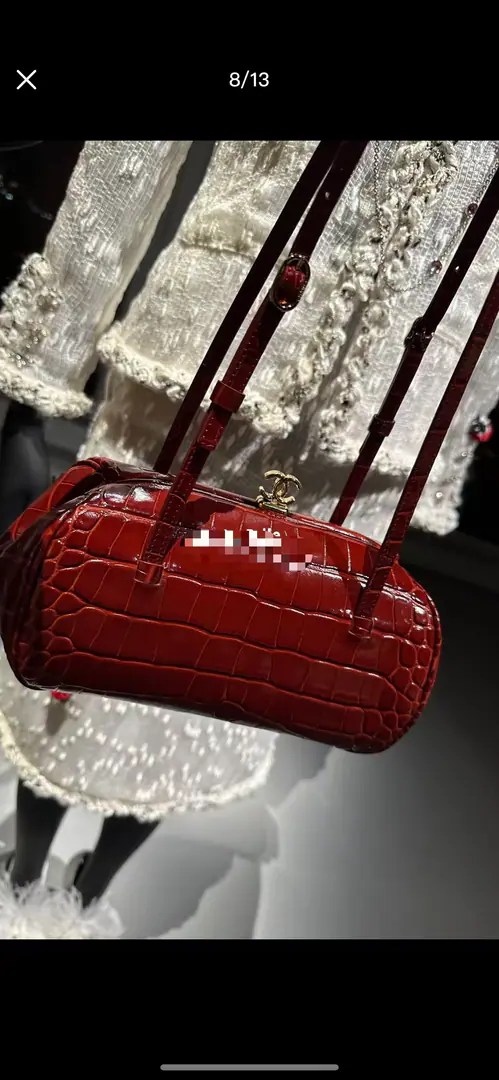 Models on the top.💠《Exports》High-end quality🌟🌟🌟OHANEL🚩🚩🚩26B Wine.🍷A red crocodile-stamped cylinder dinner bag.​​. + Gold doubles. C Lock button + Regable leather shoulder belt, The twig line is smooth., The station is described by many as"Like a little cherry.", The ancients are full of precious spirits.. This is a very much discussed item in the station., Main advantages: - Crocodile.🐊The pressure cubes are qualitative., Not that kind of exaggeration., It's so warm and dumb. It's so good.- The wine and red are dark and dark., Under the interior light, red browns will shine again., It's fascinating to change color.- Regable shoulder belt, You can have dinner with your shoulder and your hand.holdStay.- Small size light, 🪞Cell phones, 🪞Lipstick, 🪞The key just happened to be down, but the container was rarely delivered., A lot of people at the station can't buy it.！Dimensions: 12×28×13cm