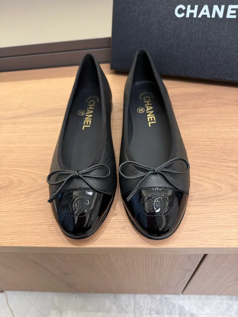 Top Quality｜Aircraft box+10 chanel fw26 new arrival-～ Kaori!2026The new early spring.｜- Scalding panty ballet shoes. Shoeheads colored.+Hot letters.logo The brand is extremely well-recognized. The flat shoes are so comfortable and delicate.～It's a good day's shift.！ Shoe.: Customize sheep skins and paint them.+Hot gold.logo Uchi.: ATiled sheep. Otsumi!: Italy is a big-ass country. Increase: 1cm size 35-36, 37, 38, 39, 40, ⚠️34, 41, 42, 43, 44Make a no-refund order.