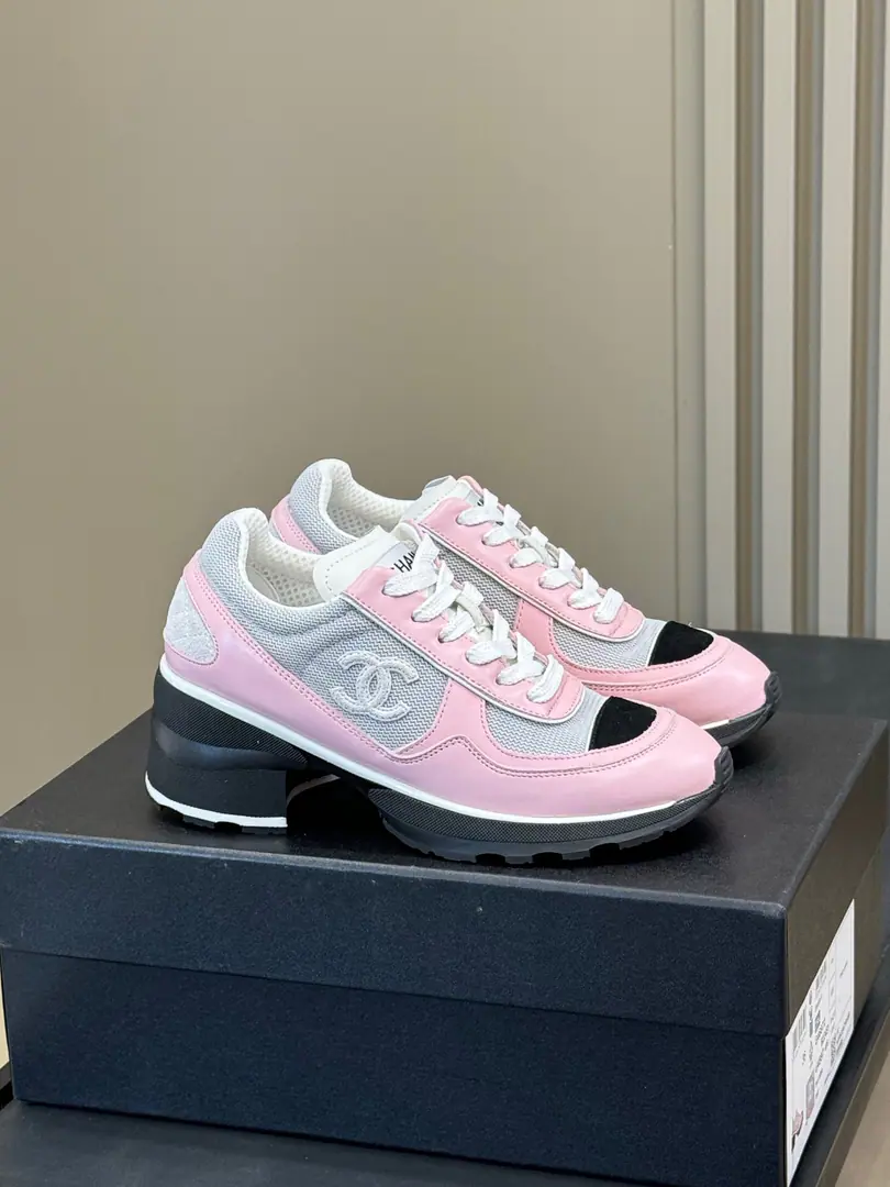 Get out of the factory. Chanel25KIt's really nice to have a high heels.！ Black is already out of the stock., I've got the white one I like.！ Pink is good too., There's a kind of retro-looking beauty.. Pearl ball shoe on the soles., How can I put it?, Still hard to handle., Unless your top dress is so hot.！ It's a little high., But it's not that hard to leave.！ size 35-41