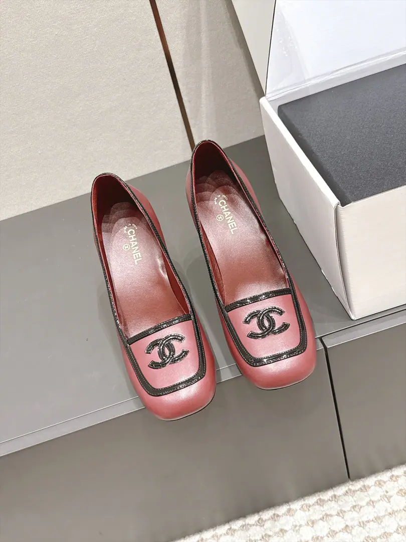 Requisition level Chanel 26/Autumn New Slurping heels. The classic shoe-like stumps with a regenerative sense of excellence., The color-based design flashes the whole picture., I want Chanel's brand recognition full.. The shoe line is flowing., Perfectly modulated feet., Widefoot, The meat and the feet can be easily managed., The upper leg second is a fine foot., It's a good leg.. I'm a shoe-type worker., It's delicate., The upper foot is full., ♪ Easy to wear the high-level ♪. Shoebed design fits the bottom., You won't be tired of wearing it., It's actually done on the two-way line of comfort and color.. Shoe.: Lamb skin./It's a little bit of painty. Uchi.: Lamb skin. Otsumi!: That's a big one. size: 35-41Code（40, 41Code custom is not to be changed）