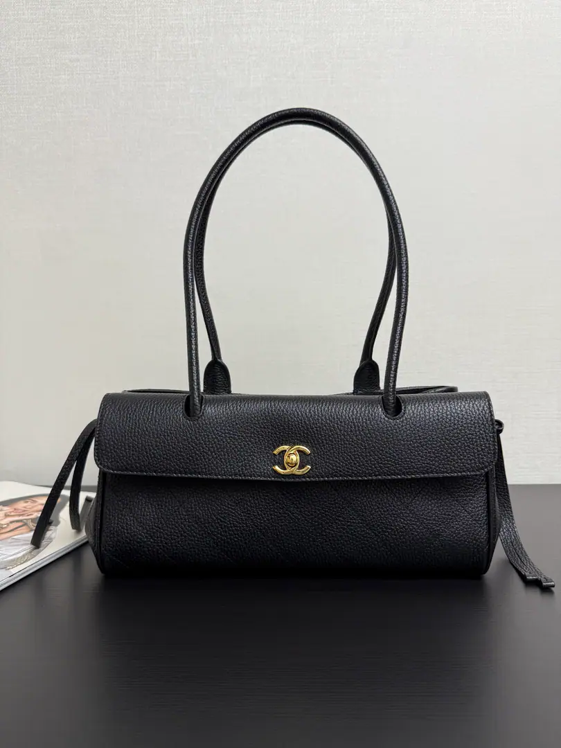 Current26sbowling bag. Beautiful.✨ Finally.26sNew bowling bag.！This black gold-collar is really crazy. The classic diamond-gringer with the little gold buttons., Miss Retro is feeling a lot better. 💼 I can't get anything out of the house. Pizza., Lipstick, Put your phone on easy., - I'll take a commuting date. ✨ The twigs are full of skin. It's delicate and sophisticated., - It's a grinding resistance., It's not a daily thing. This spring and summer's package is reserved.！It's a direct and valuable thing to do on your back. size: 31*15*12cm99562