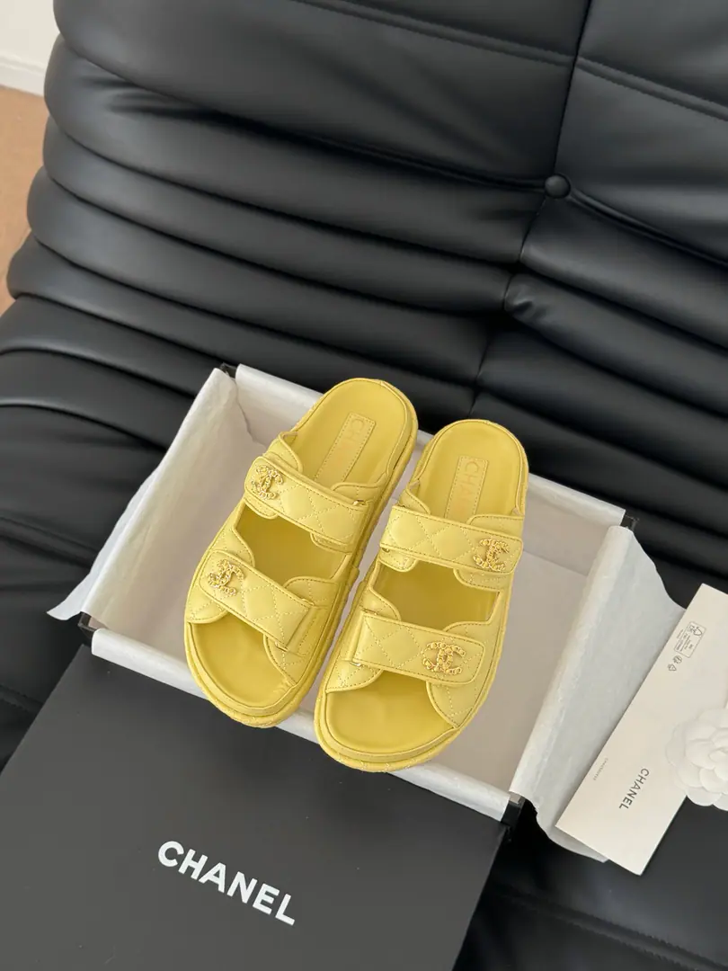 🏧𝗖𝗛𝗔𝗡𝗘𝗟 New magic with the classic sandals. Top Quality Original Customise Requisition level！ All the colors are in my house.！ Import of specific flour+Foot./The inside sheep.+Rubber bottom Original hardware button design, It's simple and fashionable. All with cabinet top packing！ size:35-41 [40.41Do it.]