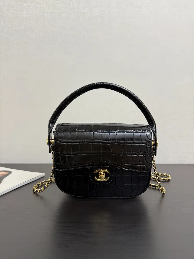 Current 26AAdvanced Handicrafts Series The body and the handle are all alligator-stamped calf skins., Arc handle of building sense.➕A classic skin-chaining., And the red leather in the inside., It's a great sense of light in the flesh., The touch is full of qualities., They're talking about the fine details of this bag.！！Fang is not a good internal space., The crowd is very important. size: 20*16*5cm 99593