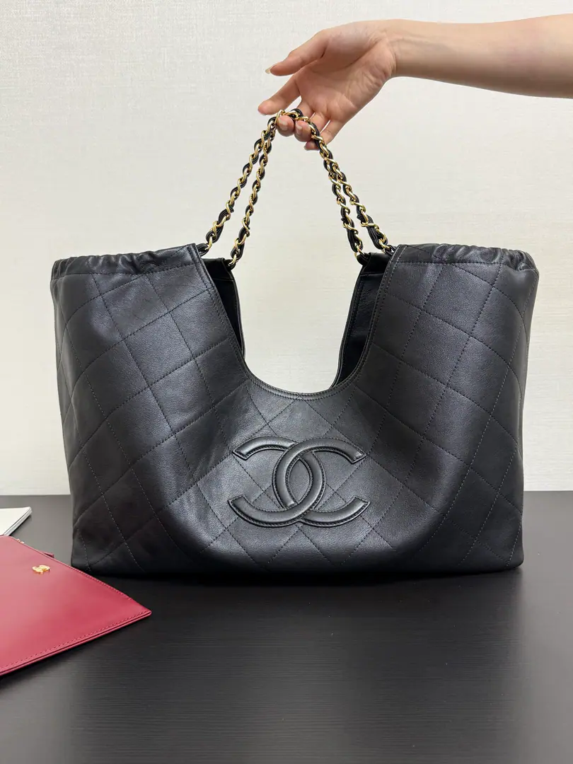 Current 26BBig pair.CAll-Pitot bag black.🖤 Another big, super-functional bag.🔥 This autumn winter is the big Tote.！The bag is a wrinkle-blowing place on both sides., It's huge.UOpen up., I'm so lazy.✔️A soft-pump black cow., ♪ Soft and delicate ♪！The chain shoulder is single-handed., The utility of super-capacity., Self-respect and super-fuge., It's a French laxity that's not too hard.！Internal Space Wide, Notebook umbrella., Cosmetics…You can take all your stuff.！Putting down things and then it's natural.hoboArc, It's not a fixed thing., The mood is full.～size: 21*44*18cm. 99612