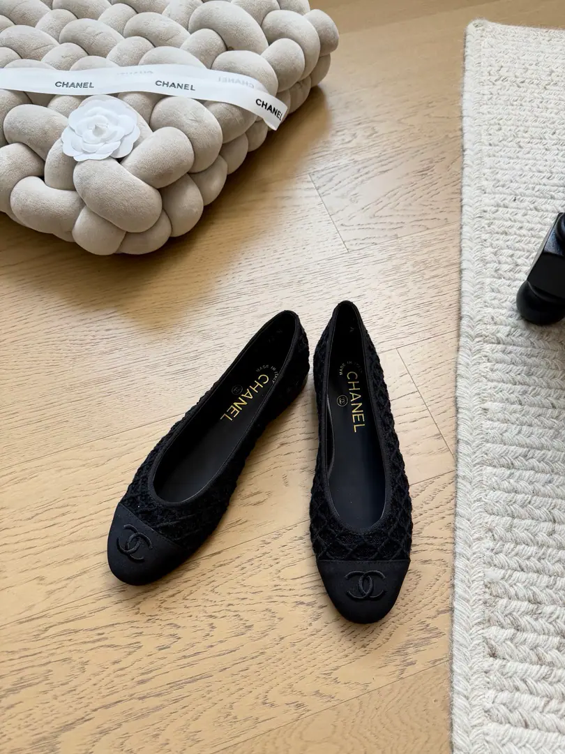 Chanel The classic ballet shoes are new.！ Top Version！New Colour🔥 These shoes don't need to be more classic. And the feet are comfortable. It's a good day's shift. He's tall.: 2.5cm Shoe-face grid A foot-skin. That's a little skin. Codes: 35-41 Customize or not change