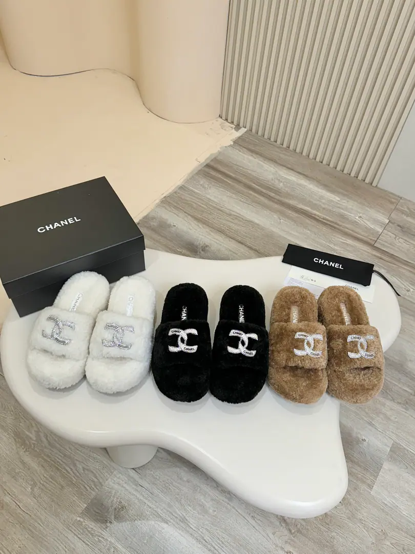 CHANELThick slippers.