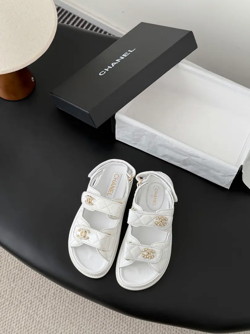 [ That's a little skin.+30 ] 🏧𝗖𝗛𝗔𝗡𝗘𝗟 New magic with the classic sandals. Top Quality Original Customise Requisition level！ All the colors are in my house.！ Import of specific flour+Foot./The inside sheep.+Rubber bottom Original hardware button design, It's simple and fashionable. All with cabinet top packing！ Size:35-41 [40.41Do it.]