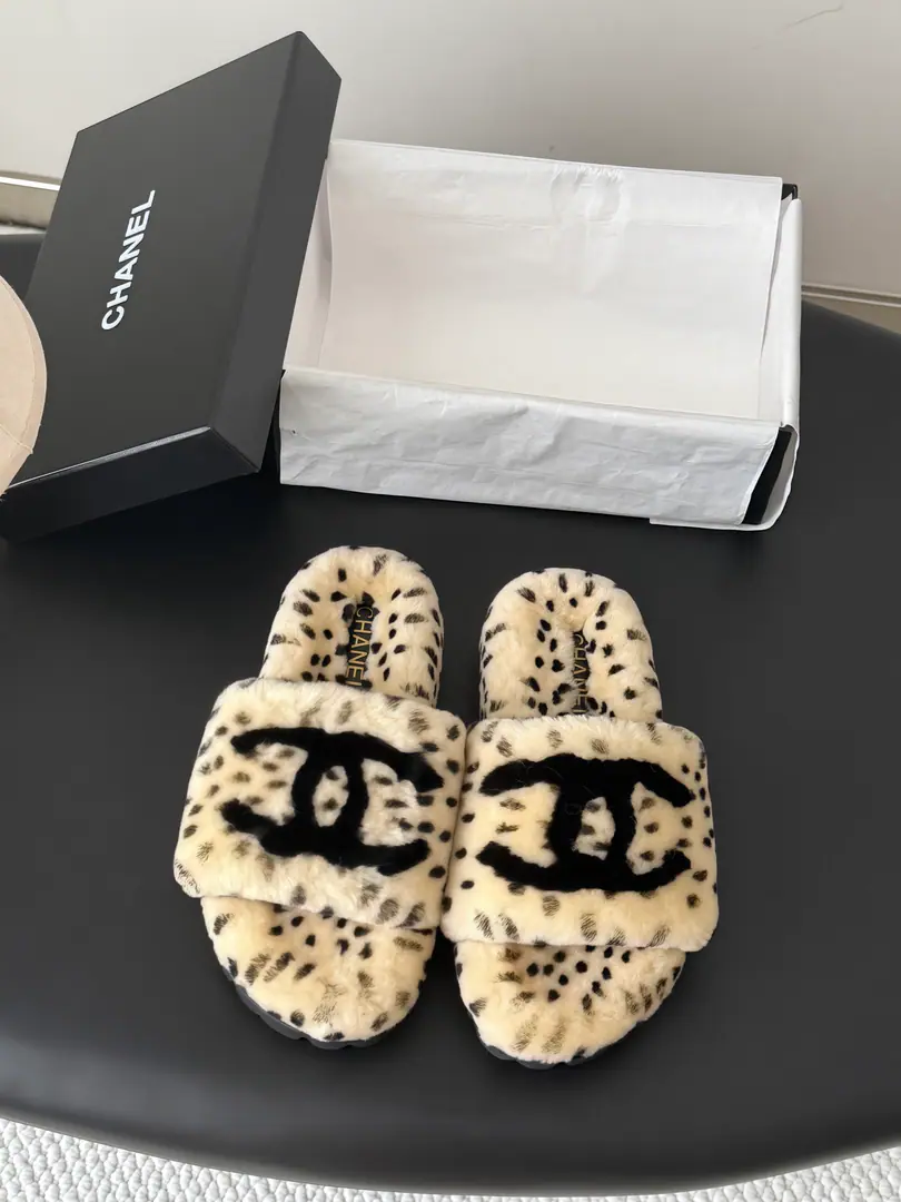 🏧𝐂𝐡𝐚𝐧𝐞𝐥 26KNew fur slippers.！ This is so cute.～ ♪ Soft and fluffy hair ♪, It's warm and warm.! I'm gonna raise my legs.! Autumn and winter with socks and lazy. The upper feet are really nice and fashionable.!It's so beautiful.! Import wool, ♪ My hands are so delicate and so soft and smooth ♪ Original model rubber bottom Size: 35-41（40/41Custom）