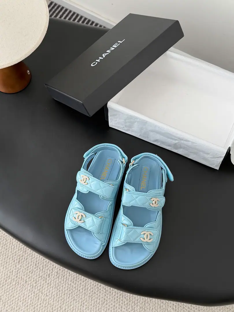 [ That's a little skin.+30 ] 🏧𝗖𝗛𝗔𝗡𝗘𝗟 New magic with the classic sandals. Top Quality Original Customise Requisition level！ All the colors are in my house.！ Import of specific flour+Foot./The inside sheep.+Rubber bottom Original hardware button design, It's simple and fashionable. All with cabinet top packing！ Size:35-41 [40.41Do it.]