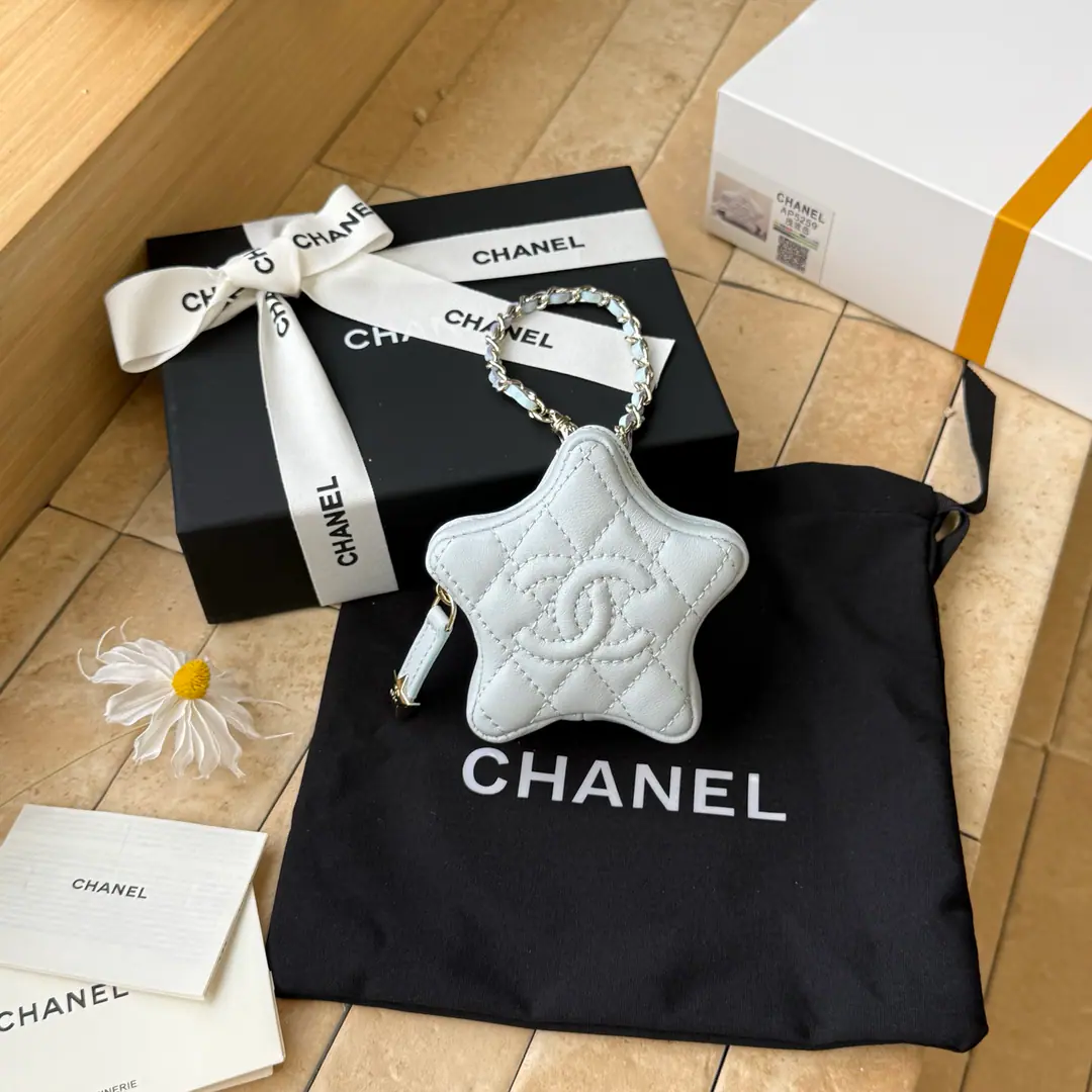 《Blue》CHANEL🚩🚩🚩26cStars hanging.🌟Five Point Point, Lamb-Skins, pocket wallet.🫶We can do headphones. Key bag.！The product uses all-sheep embroidery., The gold is a pentagram., It's beautiful.！It's a touch of heart.💚Five Point Stars can be zero. ♪ Beloved and cute ♪✨✨Unlock multiple backs., You can do it yourself.diyChain Slash, ♪ A very good and lovely man ♪！！Come on!❕❕ New❤️ ParagraphA