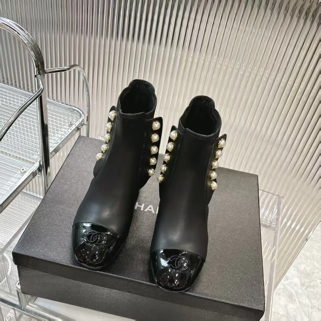 Get out of the factory.（Top Version） 𝗖𝗛𝗔𝗡𝗘𝗟𝟐5Chanel of the Year.𝐅𝐖Autumn and winter. The diamond-gold boots. Martin boots. A classic engine boots from the Shek family. Sweet and cool. The upper foot is so easy to increase and stretch. The pearls are so stylish. The original one-to-one. 👟Fabulous.: Head-decked cow skin. ▪️He's tall.: 6.5𝐜𝐦 ▪️Uchi.: Lamb skin. ▫️𝐒𝐢𝐳𝐞:𝟑𝟓-𝟒𝟏𝐌(𝟒𝟎, 𝟒𝟏Custom without re-offer) ▪️Shoes under the sole.: Original1: 1It's a big-ass model. ▫️Colours: Black White Almond.（Tricolor） ▪️Configure original package📦