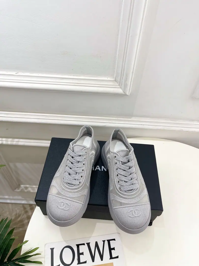 𝐂𝐇𝐀𝐍𝐄𝐋 | Kaori! 26𝐬𝐬 🦋2026Spring and summer brand new. The classics of the cabinet. Xiang-tzu.CThe net embroidered leisure shoes. New series〰 🍬 BSThe best in the fashion world. The pairs are carefully designed. Extremely simple The classic elements that never faded. 💋It's a beautiful dress. Summer's mandatory.…… ━━━━━ ЅᏇєєt ━━━━━ ▪️Shoe.: Original high-level customization network➕Embroidery ▪️Uchi.: Import air-net sheet ▪️Otsumi!: Original modeling slides over base ▪️He's tall.: 5cm ▪️Shoes.: 35-39（40.41Custom without re-offer） ▪Plant price