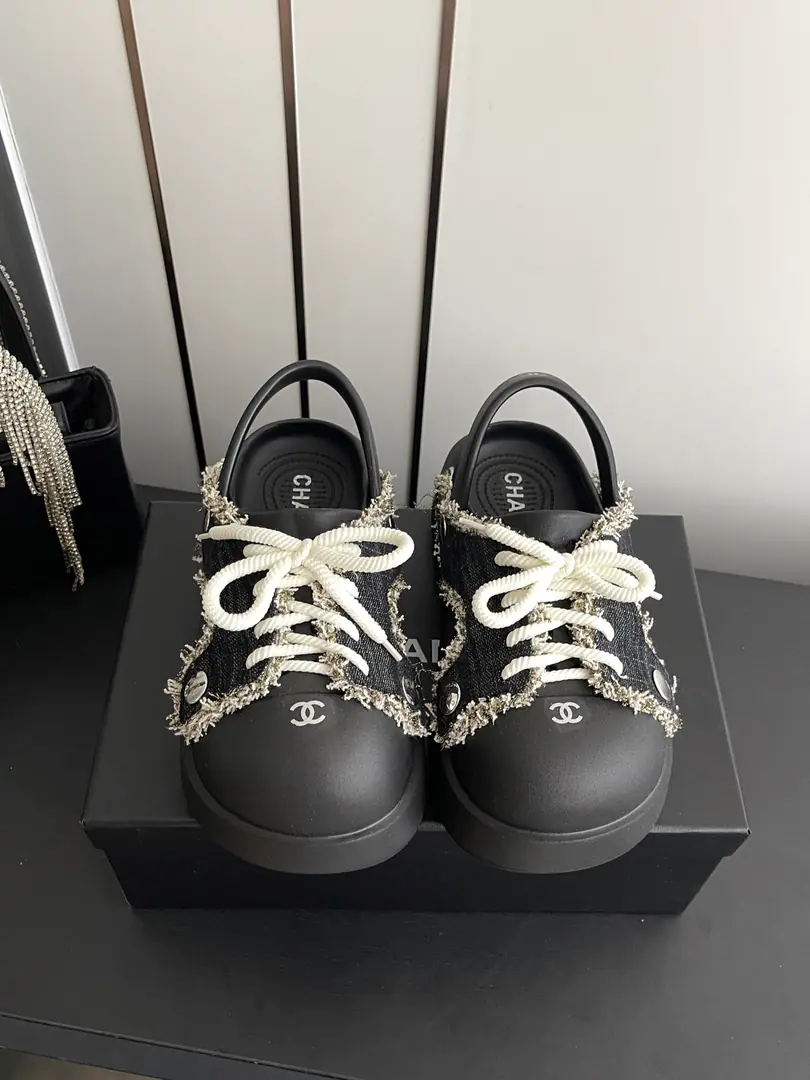 🏧𝗖𝗛𝗔𝗡𝗘𝗟 Xiao Xiang Bian is designed to be a thicker sandal Soft and comfortable., Shoes bottom skating resistant.-And every color is a hundred times different., It's really good for this spring and summer.... Shoeface originalEVAOne. Original rubber floor Codes: 35-40（40Do it.）